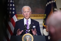 米ホワイトハウスで、新型コロナウイルス対策について述べるジョー・バイデン新大統領（2021年1月26日撮影）。(c)MANDEL NGAN / AFP