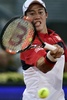 テニス、マドリード・オープン、男子シングルス準々決勝。リターンを打つ錦織圭（2015年5月8日撮影）。(c)AFP/JAVIER SORIANO