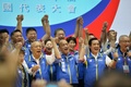 台北郊外で開かれた国民党大会で、党幹部らとともにポーズを取る、総統選の同党候補の韓国瑜氏（中央、2019年7月28日撮影）。(c)Chris STOWERS / AFP