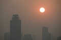 大気汚染でかすむタイ・バンコク（2024年2月15日撮影）。(c)Lillian SUWANRUMPHA / AFP