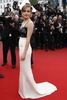 南仏カンヌ（Cannes）で開催中の第66回カンヌ国際映画祭（Cannes Film Festival）で16日、「ある視点」部門に出品されたソフィア・コッポラ（Sofia Coppola）監督作『The Bling Ring』の公式上映が行われた。同作は、2009年、ロサンゼルス（Los Angeles）で10代の若者たちがオーランド・ブルーム（Orlando Bloom）やリンジー・ローハン（Lindsay Lohan）らセレブの自宅を狙って空き巣に入った一連の事件をベースにしている。犯人の1人を演じた英女優エマ・ワトソン（Emma Watson）は「ハリー・ポッター（Harry Potter）」のハーマイオニー（Hermione）役として有名だが、本作で今どきの若者を演じるため、カーダシアン一家やパリス・ヒルトン（Paris Hilton）らが出演するリアリティー番組を何時間も見たという。写真は、レッドカーペットに登場したワトソン（2013年5月16日撮影）。(c)AFP/VALERY HACHE