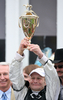 米国競馬のG1レース、第135回ケンタッキーダービー（%%135th Kentucky Derby%%、3歳、ダート10ハロン）がチャーチルダウンズ競馬場（Churchill Downs）で開催され、キャルヴィン・ボレル（%%Calvin Borel%%）騎手騎乗のマインザットバード（Mine That Bird）が、2着以下に6と3/4馬身差以上をつけて優勝した。写真は表彰式でトロフィーを掲げるボレル騎手。（2009年5月2日撮影）(c)AFP/Getty Images/Andy Lyons