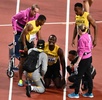 第16回世界陸上ロンドン大会、男子4×100メートルリレー決勝。チームメートや医療関係者に囲まれるジャマイカのウサイン・ボルト（中央、2017年8月12日撮影）。(c)AFP/Antonin THUILLIER