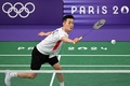 パリ五輪、バドミントン男子シングルス決勝トーナメント1回戦。ショットを打つ西本拳太（2024年8月1日撮影）。(c)ARUN SANKAR / AFP