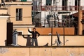 イタリア・ローマ中心部の集合住宅の屋上で、体操をする人（2020年4月1日撮影）。(c)Filippo MONTEFORTE / AFP