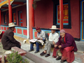 中国四川（Sichuan）省甘孜（Ganzi）チベット族自治州の中心地、康定（Kangding）県の寺の境内でくつろぐチベット族の男性ら（2008年3月20日撮影）。(c)AFP/TEH ENG KOON