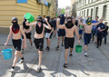 写真はウクライナ西部リビウ（Lviv）でバケツを手に街を行進する男性たち（2013年5月6日撮影）。(c)AFP/YURIY DYACHYSHYN