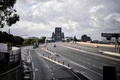 車通りの少ない豪シドニーのハーバーブリッジ（2021年6月28日撮影）。(c)Saeed KHAN / AFP