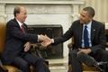 米ワシントンD.C.（Washington D.C.）のホワイトハウス（White House）で会談中に握手するテイン・セイン（Thein Sein）ミャンマー大統領（左）とバラク・オバマ（Barack Obama）米大統領（2013年5月20日撮影）。(c)AFP/Saul LOEB