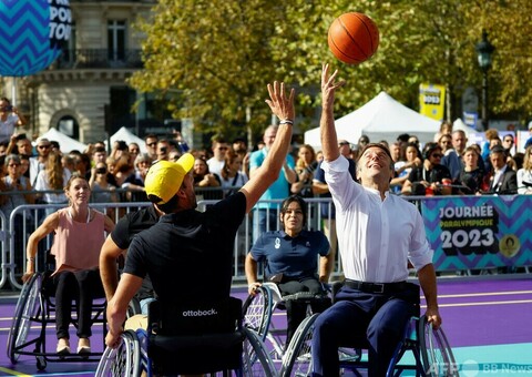 マクロン氏、車いすバスケに挑戦 パリパラ観戦呼び掛け 写真13枚 国際