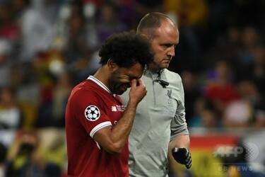 サラーが欧州CL決勝で涙の負傷交代、W杯に影響を及ぼす可能性も 写真13