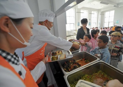 小中学校給食の食べ残しと安全問題 学校医が検食する場合も 北京の学校