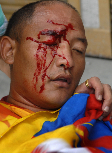 在ネパール中国大使館周辺でチベット人ら250人拘束