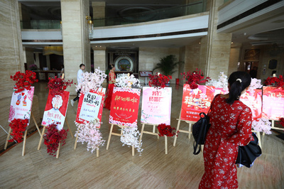 コロナ収束後の中国の大型連休で結婚式ラッシュ 「赤い爆弾」に悲鳴も