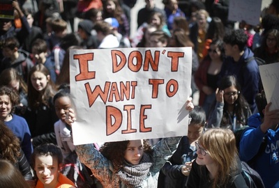 米高校で銃撃、生徒負傷 コロンバイン事件と同日、全国デモの中