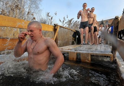 特殊部隊員も真冬の沐浴、ベラルーシ