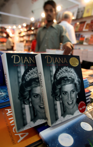 英元妃は恋人との旅行に避妊薬を携行、乗務員が証言