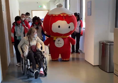 <北京冬季パラ>「シュエロンロン」がけがをした選手をお見舞い