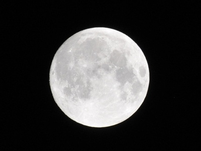 特大の「中秋の名月」、都内で撮影