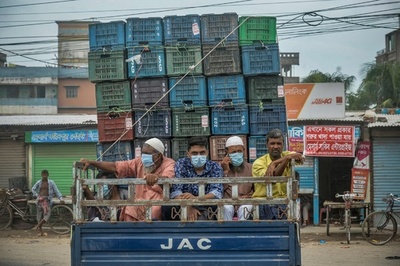 ロックダウン前に公共交通機関ほぼ停止 大混乱に バングラデシュ