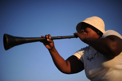W杯の「騒音」名物ブブゼラ、音量下げた新型をメーカーが開発