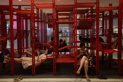 買い物に疲れたら…ジャングルジムで一休み？ タイ