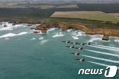 韓国空軍、豪特殊飛行チームと友情飛行