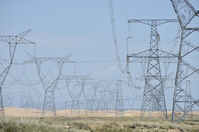 青蔵高原、90万キロワット太陽光発電プロジェクトが稼働
