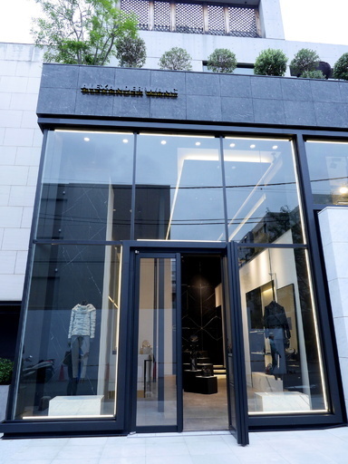 「アレキサンダー ワン」国内初の旗艦店が青山にオープン、日本初のライフスタイルラインも