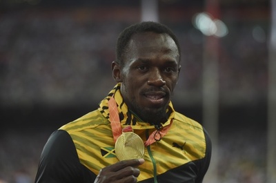 金メダルを手にするボルト、男子100m表彰式―第15回世界陸上
