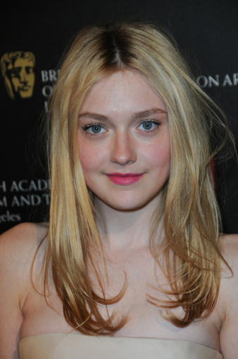 ダコタ起用のマーク香水広告、「セクシーすぎ」て掲載禁止に