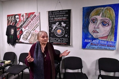 ロシア警察、77歳反戦画家の作品押収