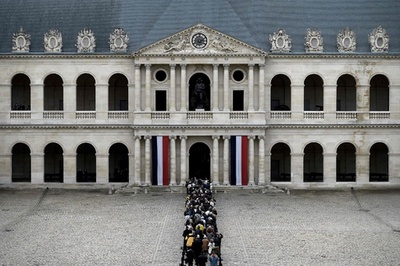 シラク元大統領に最後の別れ、市民ら長蛇の列 仏パリ