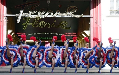 フレンチカンカンでギネス記録を更新、仏ムーランルージュ