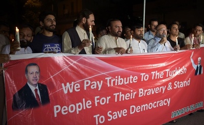 脅迫に銃撃…クーデターの「悪夢」にさいなまれるトルコメディア