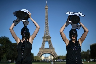「皮革やめよ」 動物愛護団体、仏エッフェル塔前で黒い液体浴び抗議