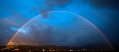 夕暮れ時の空に壮大な虹、南米コロンビア