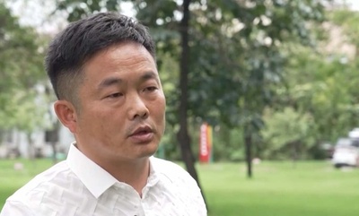 中国河南省漯河市の市民 豪雨の中で自ら「警告表示板」に