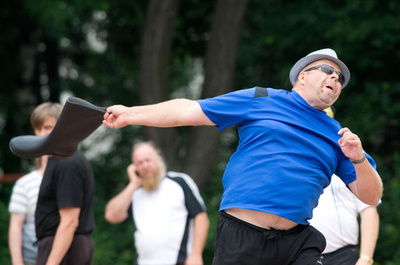 世界ゴム長靴投げ大会開催、各国の力自慢が参加