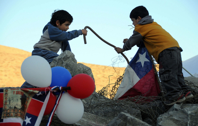 チリ作業員救出、直径30センチの穴が到達