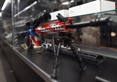 米パーティーで発砲、5人死亡 容疑者2人逃走中