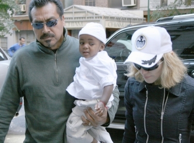 マドンナの養子縁組、マラウイの人権団体が裁判所に「厳しい条件」要請