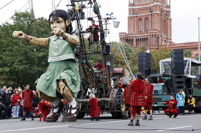 ベルリンを練り歩く巨大操り人形、「壁」崩壊20年