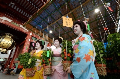浅草寺の「ほおずき市」、振袖さんがPR