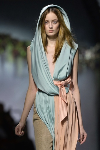 ペールトーンからボンテージスタイルまで多彩な変化、「ヴィオネ」15/16秋冬