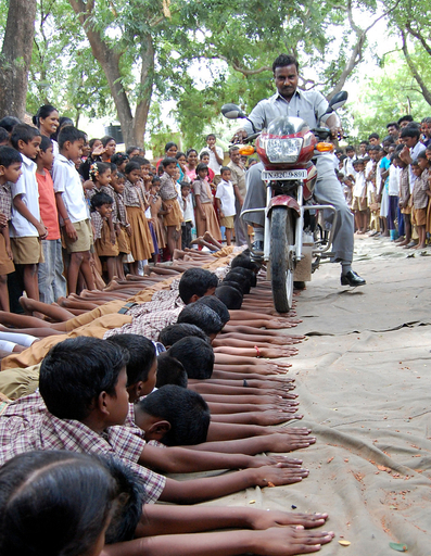 オートバイにひかれて「勇気示す」児童たち インド
