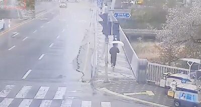 韓国・信号機傾いてから1～2秒、橋の歩道が崩壊、2人死傷