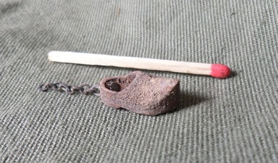 アウシュビッツで小さな木靴のアクセサリー発見、抵抗の象徴か