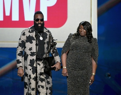 ロケッツのハーデンがシーズンMVP選出、新人王はシモンズ