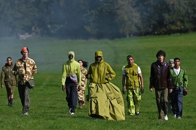 ランウェイは丘陵 「パリア ファルザネ」 ロンドン・ファッションウィーク